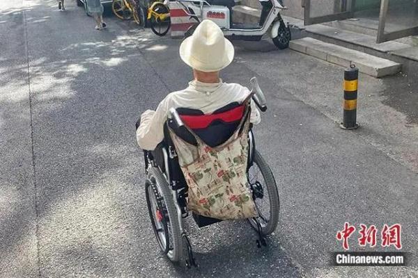 没病却不走路，年轻人为何坐电动轮椅出行？违规吗？