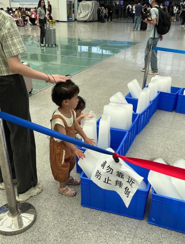 长沙南站候车室用冰块降温，旅客说：“真诚才是永远的必杀技”