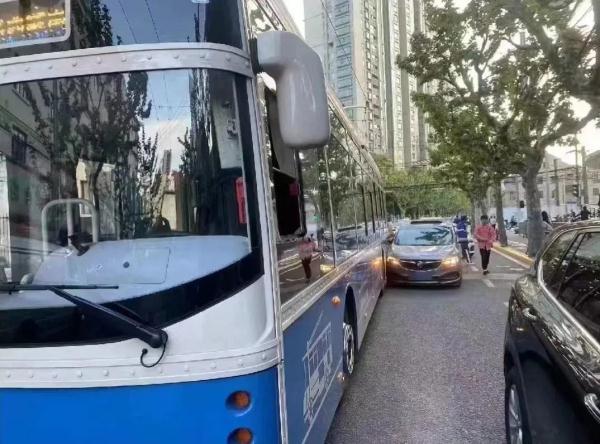 短短17天，一辆网约车8次撞上公交车……