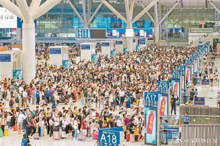 深圳北站迎来暑运客流高峰