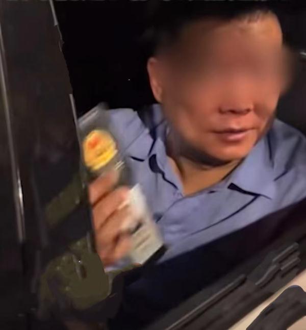 “男子掏警官证让交警放行”？免职、记大过！