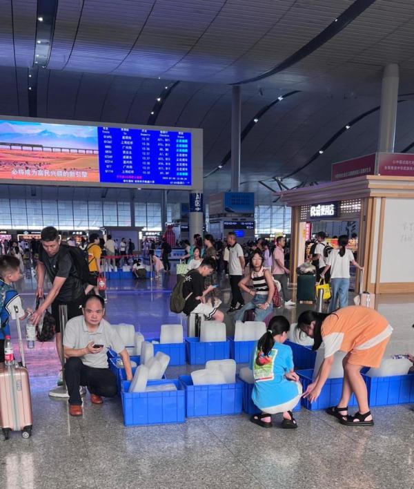 长沙南站候车室用冰块降温，旅客说：“真诚才是永远的必杀技”