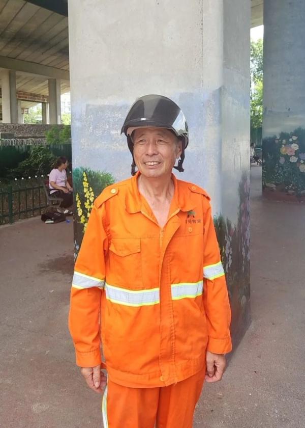 今早杭州一小伙坠河69岁环卫大爷驾船漂移救人太霸气了