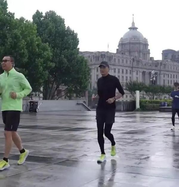 知名男星确诊上热搜！前不久还在外滩被粉丝“偶遇”
