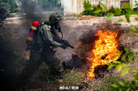克“毒”制胜！防化兵实战化演练如电影大片
