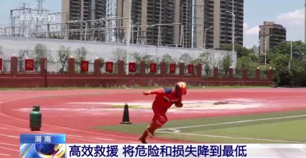 扛着64斤的泡沫桶、30斤的液化气罐 消防员不惧“烤”验开展高温环境下灭火训练 扛着64斤的泡沫桶、30斤的液化气罐 消防员不惧“烤”验开展高温环境下灭火训练