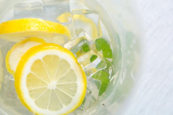 【实用知识】热茶和冰水，哪个更解暑？正确解暑方法来了！附清凉饮品推荐→