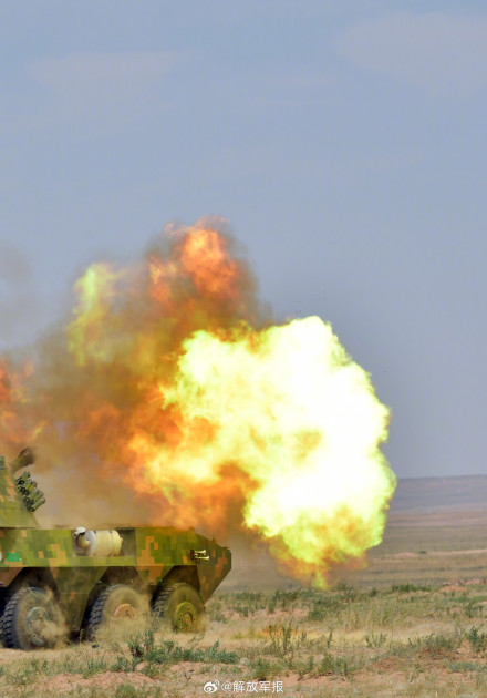 炮兵分队实弹射击 火力够足！