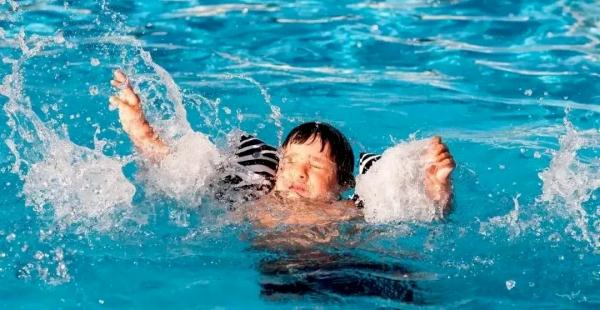 你知道吗?儿童溺水大多是安静地站在水里…