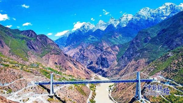 今天，这条高原铁路建设取得新进展