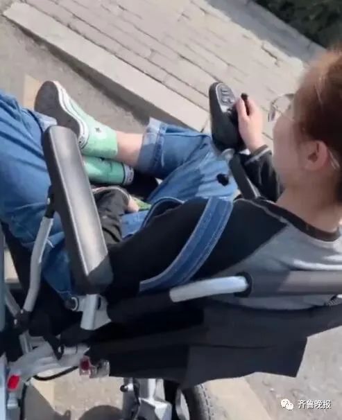 坐电动轮椅上下班！这届年轻人解锁通勤新方式，交警提醒