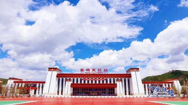 今天，这条高原铁路建设取得新进展