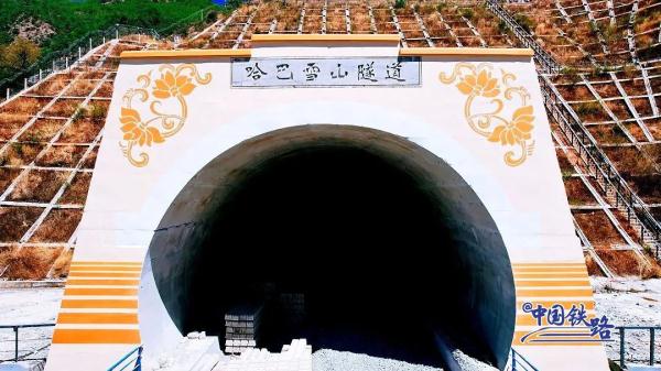 今天，这条高原铁路建设取得新进展