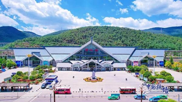 今天，这条高原铁路建设取得新进展