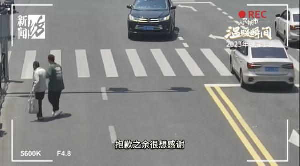 什么情况？上海一男子马路中间违停，交警竟表示：不处罚