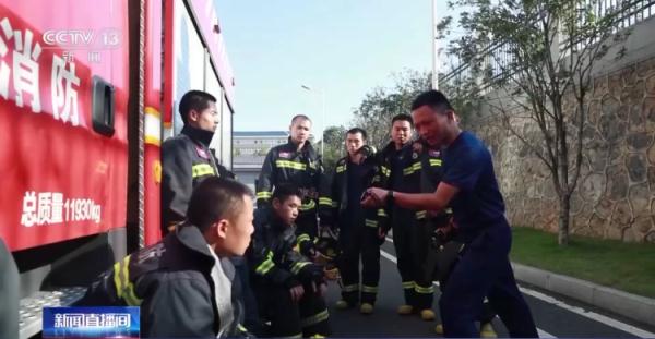 扛着64斤的泡沫桶、30斤的液化气罐 消防员不惧“烤”验开展高温环境下灭火训练 扛着64斤的泡沫桶、30斤的液化气罐 消防员不惧“烤”验开展高温环境下灭火训练