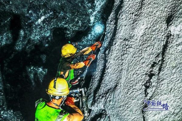 今天，这条高原铁路建设取得新进展