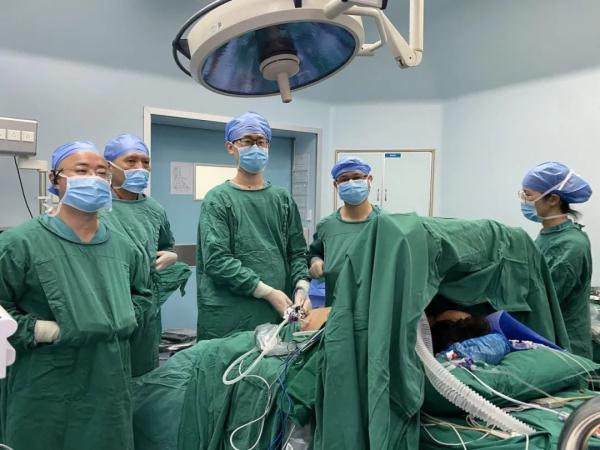 吓人！小伙宵夜后腹绞痛，左胸竟被胃“填满”！医生提醒：别再这样干