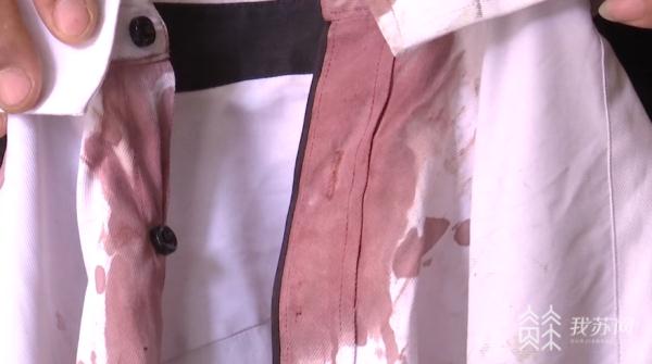 他刚俯下身，20公分长的匕首刺了过来！