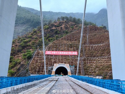 滇藏铁路哈巴雪山隧道完工 滇藏铁路哈巴雪山隧道完工