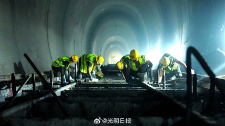 滇藏铁路哈巴雪山隧道完工 滇藏铁路哈巴雪山隧道完工