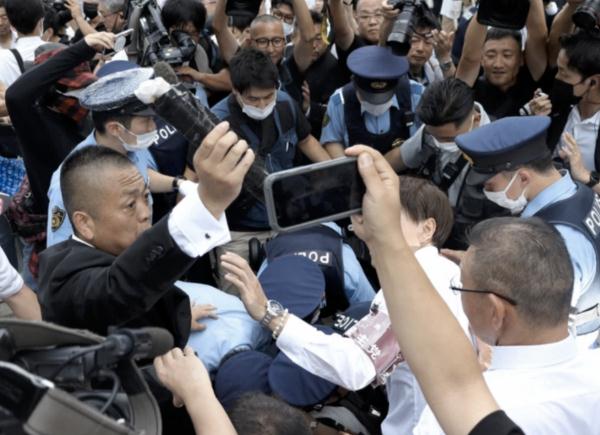 安倍被枪杀一周年祭奠，现场又出事了