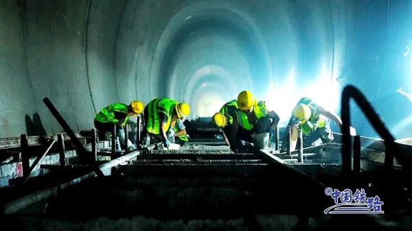今天，这条高原铁路建设取得新进展