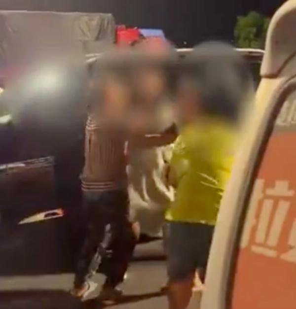 女子疑遛狗不拴绳咬伤女童，警方回应