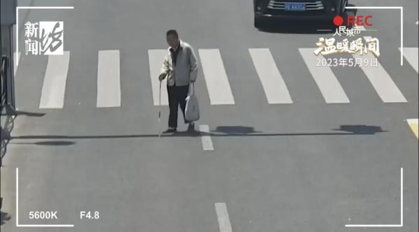 什么情况？上海一男子马路中间违停，交警竟表示：不处罚