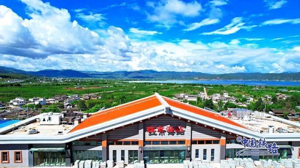 今天，这条高原铁路建设取得新进展