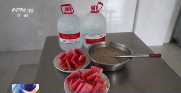 扛着64斤的泡沫桶、30斤的液化气罐 消防员不惧“烤”验开展高温环境下灭火训练 扛着64斤的泡沫桶、30斤的液化气罐 消防员不惧“烤”验开展高温环境下灭火训练