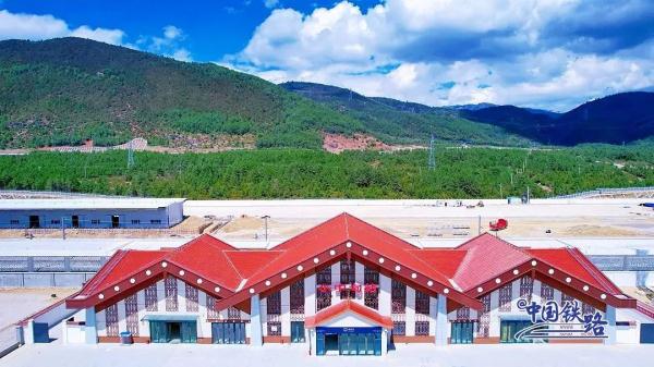 今天，这条高原铁路建设取得新进展