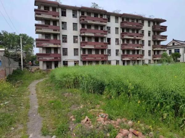 他刚俯下身，20公分长的匕首刺了过来！