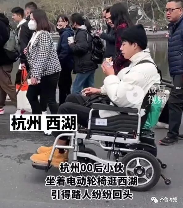 坐电动轮椅上下班！这届年轻人解锁通勤新方式，交警提醒