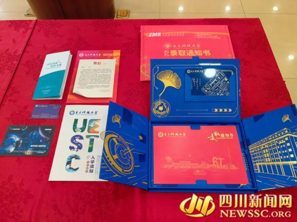 她拿到了四川省第一封高考录取通知书