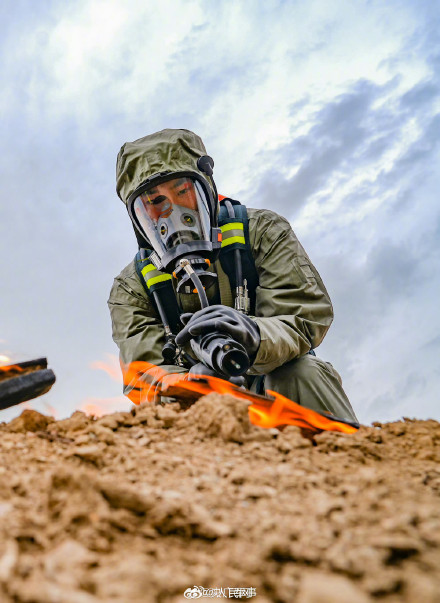 克“毒”制胜！防化兵实战化演练如电影大片