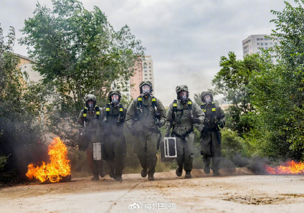 克“毒”制胜！防化兵实战化演练如电影大片