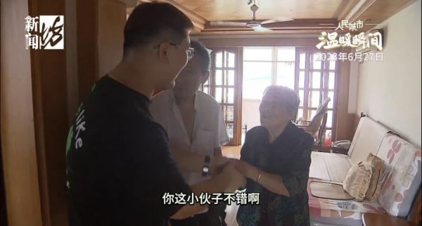 什么情况？上海一男子马路中间违停，交警竟表示：不处罚