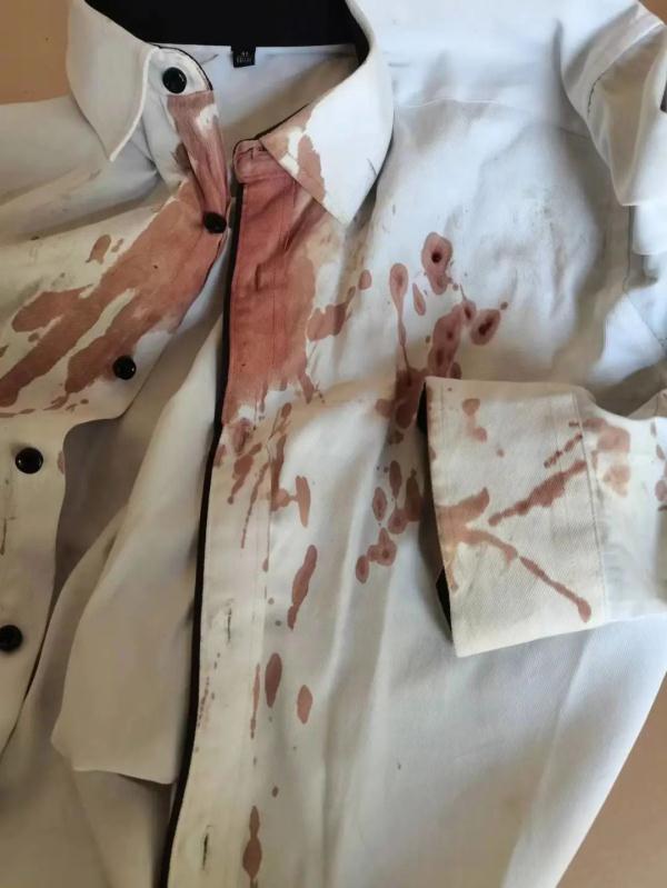 他刚俯下身，20公分长的匕首刺了过来！