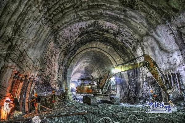 今天，这条高原铁路建设取得新进展