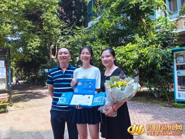 她拿到了四川省第一封高考录取通知书