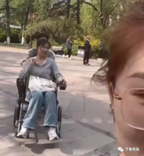 坐电动轮椅上下班！这届年轻人解锁通勤新方式，交警提醒