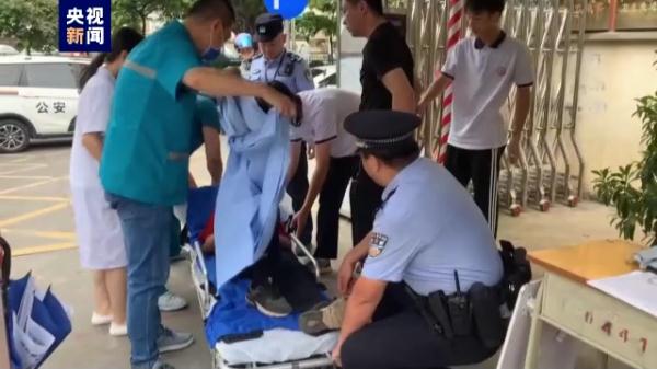 为两位少年点赞!老人突发晕厥 两名学生暖心照顾 为两位少年点赞!老人突发晕厥 两名学生暖心照顾