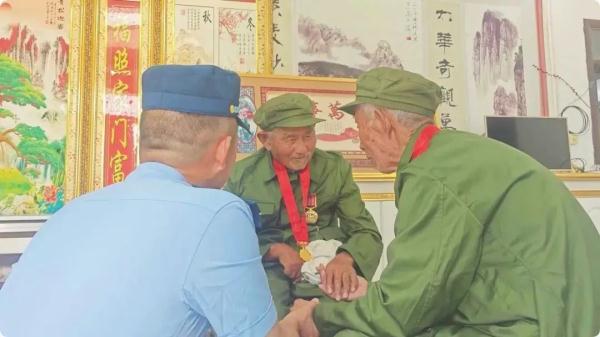 安徽两位91岁老兵再相见，互敬军礼！