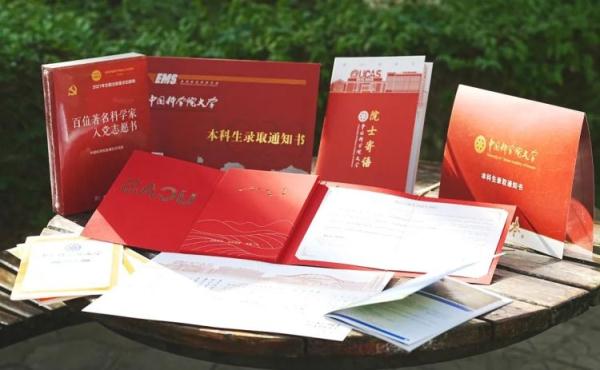 “想要得到它!”高校录取通知书有大豆7颗,连成7星,用时7年…… “想要得到它!”高校录取通知书有大豆7颗,连成7星,用时7年……