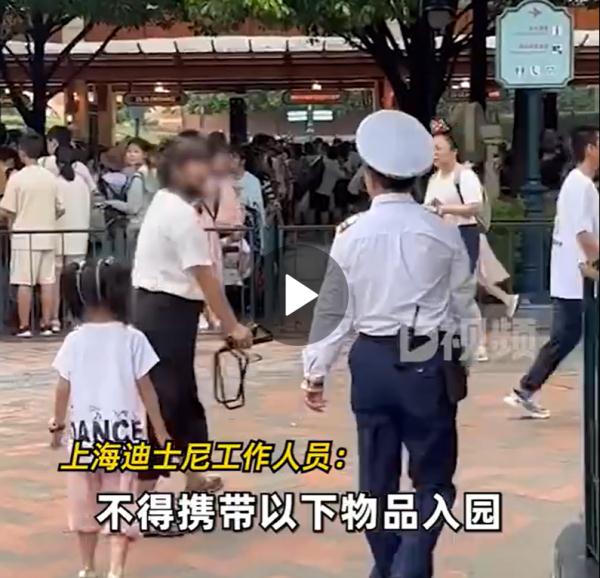 “打死我”？一女游客不满上海迪士尼乐园规则情绪失控，网友也吵翻了→