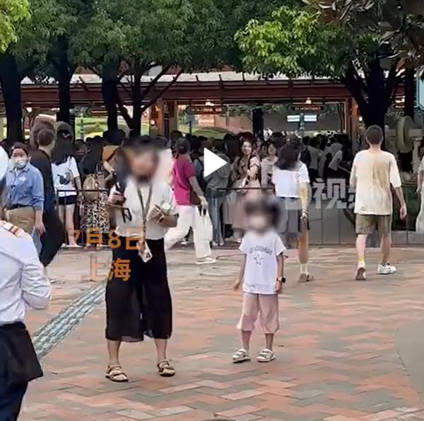 “打死我”？一女游客不满上海迪士尼乐园规则情绪失控，网友也吵翻了→