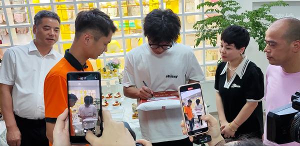 首封！各地高考录取通知书正在派送中