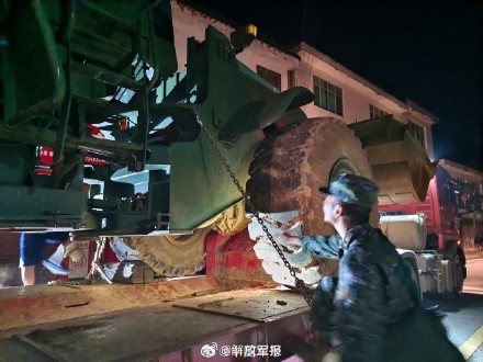 展开救援！武警官兵连夜紧急驰援湖北五峰山