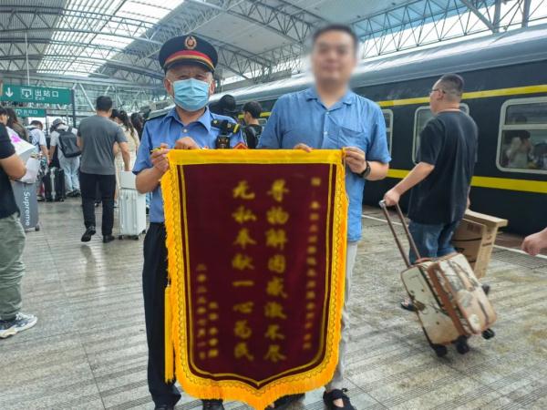 旅客专门乘火车来找客运员李大哥，为啥？